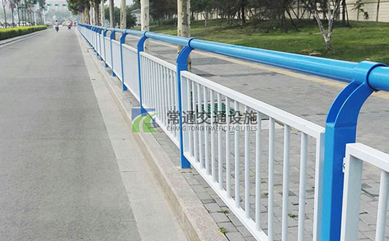 藍白色圓管帶扶手管人行道鋅鋼護欄