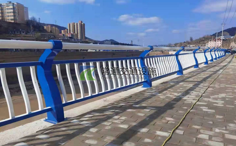 藍白色市政橋梁河道護欄