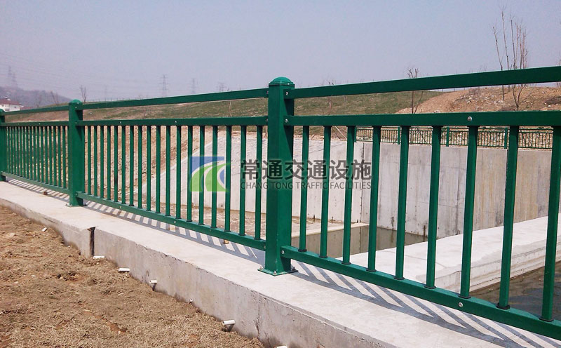 綠色沖孔穿插河道護欄水閘隔離欄